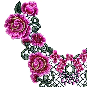 Nahaufnahme eines bunten bestickten Spitzenkragens mit aufwendigen Rosenmustern