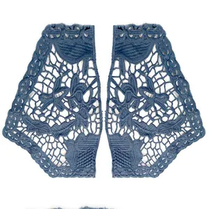 Détail macro de dentelle brodée symétrique bleue en soie de lait pour vêtements