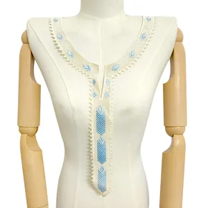 Vue détaillée d'un faux col en dentelle brodée bleu clair de style ethnique sur mannequin