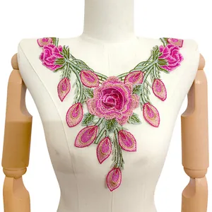 Detailansicht des schweren Stickerei-Spitzenkragens mit rosa Rosen auf Mannequin