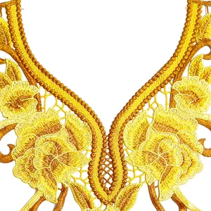 Détail macro du col en applique de dentelle brodée de fleurs ethniques jaunes