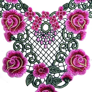Detailansicht der rosa Rosenstickerei auf einem hochwertigen Spitzenkragen-Accessoire