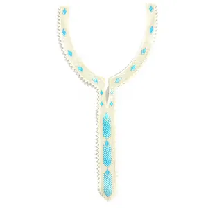 Vue détaillée d'un col en dentelle ethnique blanche avec une broderie bleue complexe