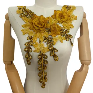 Vue détaillée d'une applique de col en dentelle brodée d'or sur un mannequin blanc