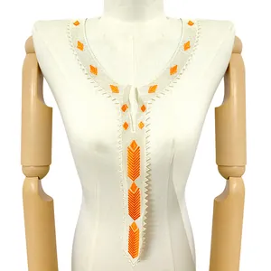 Vue détaillée d'un faux col en dentelle blanche avec broderies ethniques orange vif