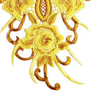 Détail macro d'un col en dentelle brodée de fleurs 3D ethnique jaune avec broderie