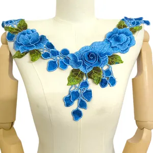 Vista dettagliata del colletto in pizzo ricamato con rose blu per abbigliamento DIY