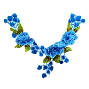 Dettaglio dell'applique per scollo in pizzo ricamato con fiori blu per il cucito