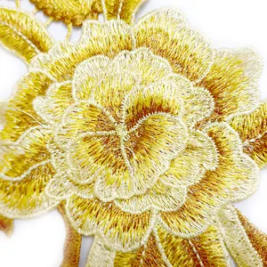 Vue détaillée en gros plan d'une applique en dentelle brodée florale jaune pour habits