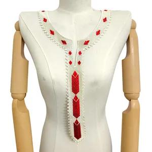 Vue détaillée de la broderie géométrique rouge sur applique de décolleté en dentelle