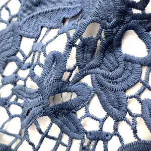 Gros plan sur dentelle de soie de lait bleu marine avec broderie florale évidée