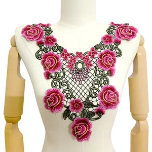 Filigraner Spitzenkragen mit rosa Rosenstickerei auf einer weißen Schaufensterpuppe.