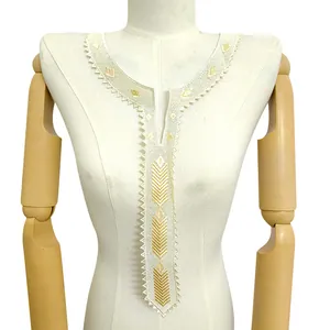 Vue détaillée d'un faux col en dentelle brodée de style ethnique sur un mannequin.