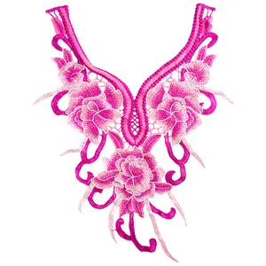 Broderie florale rose complexe sur une applique de col en dentelle ethnique en V.
