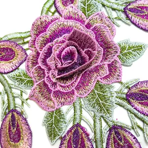 Detaillierte Makroansicht des 3D-bestickten Rosen-Spitzenaufnähers mit goldenem Faden.