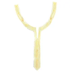 Vue détaillée de l'applique de décolleté en dentelle brodée ethnique dorée sur blanc.