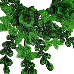 Magnifique collier en dentelle brodée verte avec motifs de roses et feuilles détaillés