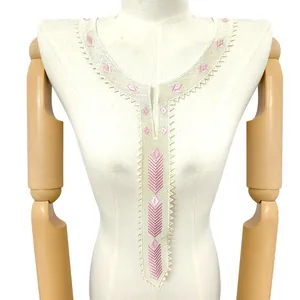 Vue détaillée de l'élégante broderie rose sur un col en applique de dentelle blanche