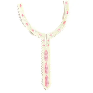 Détail de la broderie géométrique rose sur une applique de col blanc cassé style ethnique