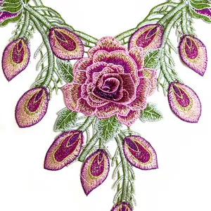 Detailansicht eines bunten, floral bestickten Spitzenkragens mit Rosenmuster