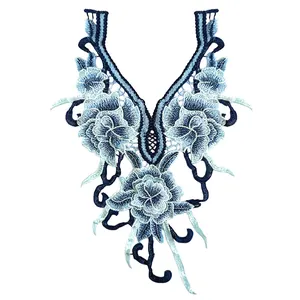 Vue détaillée du col en dentelle brodée à fleurs bleues avec des points complexes