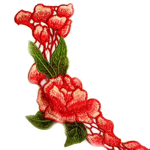 Vista macro dettagliata dell'applicazione in pizzo ricamato rosa rossa per abiti DIY