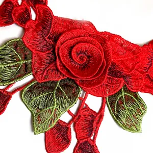 Vista macro dettagliata dell'applique in pizzo ricamato con rose rosse per abiti DIY