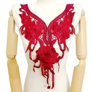 Vue détaillée d'une applique de col en dentelle brodée de fleurs 3D rouges sur un mannequin
