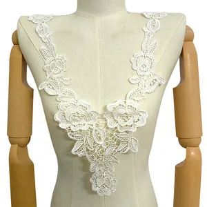Vista detallada de aplique de cuello de encaje bordado blanco floral en un maniquí