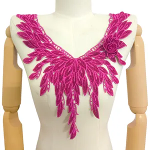 Vue détaillée d'un col en dentelle brodée fuchsia avec fleur 3D sur un mannequin