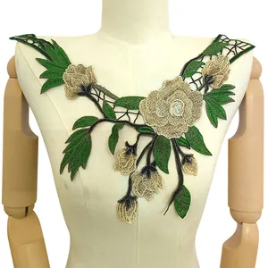 Vue macro détaillée du patch d'encolure en dentelle brodée de fleurs sur un mannequin