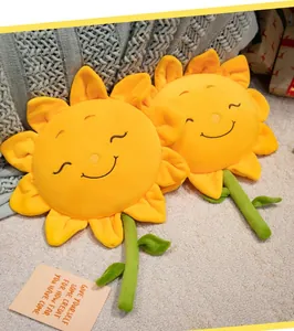 Zwei lächelnde Sonnenblumen-Plüschtiere mit grünen Stielen in gemütlicher Kulisse