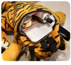 Detalle del interior del bolso de peluche de tigre realista con espacio para cosméticos