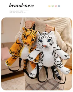 Detalle de dos mochilas de peluche de tigre realistas en color naranja y blanco.