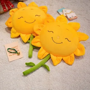 Set di due simpatici cuscini di peluche a forma di girasole su un morbido tappeto