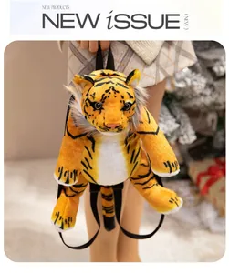 Mochila de peluche de tigre realista con correas ajustables en un ambiente festivo acogedor