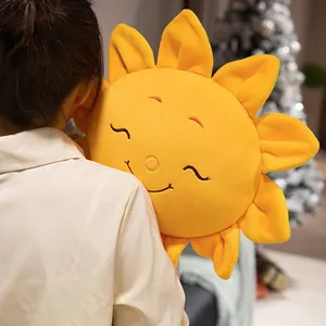 Cuscino di peluche a forma di girasole giallo con sorriso mostrato in un ambiente accogliente