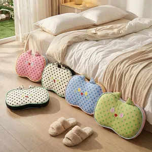 Almohadas de siesta de espuma viscoelástica con forma de gato y lunares en un dormitorio