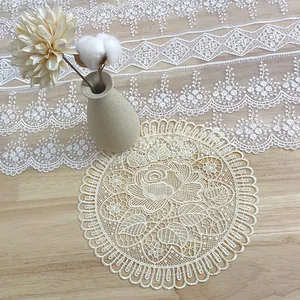 Primer plano de un posavasos redondo de encaje beige con diseño de rosa vintage