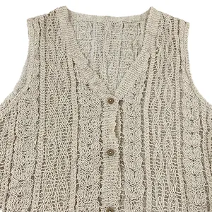 Vista dettagliata del gilet cardigan senza maniche in maglia crochet con bottoni.