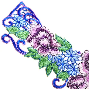 Gedetailleerd macrozicht op kleurrijke polyester geborduurde bloemen kantkraag met patroon