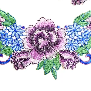 Gedetailleerde close-up van de kleurrijke borduurtextuur van deze kanten bloemenpatch.