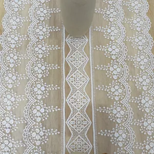 Dettaglio ravvicinato che mostra la trama del runner vintage francese in pizzo bianco a fiori