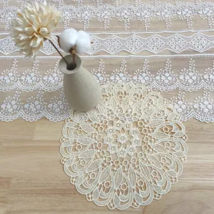 Detalle del bordado de un mantel individual redondo de encaje beige