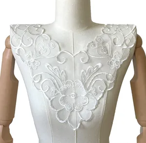 Detailaufnahme des weiß bestickten Spitzenkragens für DIY-Kleidung und Handarbeiten.