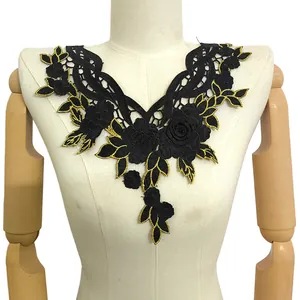 Elegantes schwarzes Spitzen-Stickerei-Halsband mit Goldkanten am Schneiderpuppe