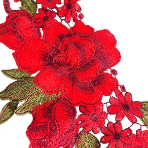 Detailopname van rood-groene geborduurde bloemen kanten kraag voor DIY-accessoires