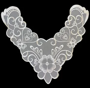 Elegante weiße bestickte Spitzenkragen-Applikation mit Blumenmustern für DIY-Nähen.