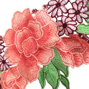 Macro-detail van hoogwaardige kleurrijke geborduurde bloemen kant kraag voor DIY kleding