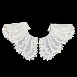 Elegante witte katoenen geborduurde kant afneembare kraag met symmetrische bloemmotieven